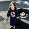 Conjunto Súper Lindo para Niñas Nuevo Sudadera con Capucha y Hombros Fruncidos de Dibujos Animados Primavera y Otoño Nuevo Conjunto de Dos Piezas de Pantalones Jogger Lindos de Dibujos Animados