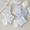 Meias azuis e brancas frescas e simples com laço, meias femininas de cano médio, na moda para a primavera e o outono de 2026, novo estilo, design esportivo e resistentes ao odor