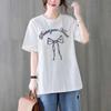 Blusa Cor Creme com Estampa de Laços para Mulheres, Novo Design Verão 2026, Caimento Solto, Ombro Normal, Camiseta de Algodão Puro de Manga Curta