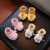 Lindos zapatos calcetín de bebé de dibujos animados con forro de felpa, zapatos gruesos para niños pequeños, cálidos, antideslizantes, anti-caída de algodón con suelas suaves para 0-6 meses y 1 año