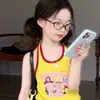 Roupa Infantil Estilo Coreano 2026 Verão Novo Estilo Conjunto de Duas Peças para Meninas: Colete sem Mangas Estiloso com Letras, Camiseta Decotada nas Costas e Shorts Xadrez