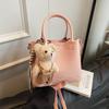 Moda Primavera 2026 Bolso Cruzado Bolso de Hombro Simple para Viajes Diarios Bolso de Cubo de Mano de Gama Alta de Nicho Nuevo Estilo