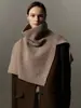 Un imprescindible para crear looks con estilo: un chal de cuello alto de lana merino superfina con una abertura, que ofrece múltiples formas de llevarlo
