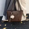 Bolso de Gran Capacidad para Mujer 2025 Nuevo Otoño e Invierno Bolso de Hombro Retro de Ante Bolso Tote Simple para el Trabajo y el Viaje Diario