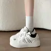 Tênis de bolinhas para mulheres, novo estilo coreano 2026, versátil, design de nicho, sola grossa, tênis casuais para estudantes