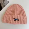 Chapéu de Lã Tricotado Bordado de Cachorro Dachshund Fofo Feminino Outono e Inverno 2025 Chapéu Pequeno Revelador de Rosto Proteção para Orelhas Quente Chapéu para Frio
