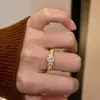 Anillo de cristal negro con estilo geométrico frío, diseño de nicho, personalidad de moda, sensación avanzada, anillo abierto, moda femenina popular en Internet.