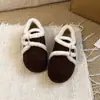Sapatos de algodão estilosos, forrados com fleece e quentes, estilo Birkenstock, para mulheres, coleção outono/inverno 2026, com parte externa felpuda, espessados para conforto, versáteis e com forro fofo de algodão