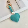 Pingente chaveiro em formato de coração cravejado de diamantes transfronteiriço, decoração criativa e fofa de bolsa em formato de coração de veludo de couro, chaveiro de carro