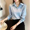 Camisa feminina de chifon para o início da primavera de 2026, top com design moderno, corte solto, usada em camadas com camisa branca como base.