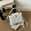Bolsa Bordada Retro de Alta Qualidade Feminina 2026 Nova Bolsa de Mão Moda Versátil Ombro Único Transversal Leve Luxo Transfronteiriço