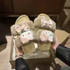 Pantufas de pelúcia confortáveis, estilo slip-on com laço, de desenho animado, novidade 2026 para casa, com biqueira aberta, peludas, de sola grossa, para mulheres no outono e inverno
