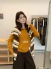 Novo suéter de malha estilo coreano para outono e inverno com gola redonda e mangas compridas, combinado com um suéter estilo xale listrado e com blocos de cor para mulheres