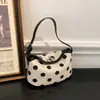 Bolso de axila con lunares blancos lechosos en forma de media luna estilo coreano, con correa de hombro ancha desmontable y ribete de cuero de color contrastante, bolso de hombro casual de nicho