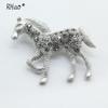 Direto da fábrica nova tendência asiática ouro e prata liga de diamante imitação cavalo broche acessórios de moda ordem por atacado