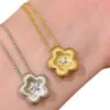Collar de Flor de Ciruelo Cepillada de Lujo Ligero de Alta Calidad con Incrustaciones de Diamantes Bicolores Nuevo Colgante Exquisito de Nicho Chino Cadena para Clavícula de Lujo Versátil
