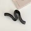 Pinza de Garra Geométrica Negra Minimalista con Forma de Ola y Cinta, Pinza de Tiburón para el Cabello, Pinza de Gel para el Cabello para la Parte Posterior de la Cabeza, Accesorio Versátil para el Cabello