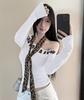 Camiseta Feminina de Manga Longa com Estampa de Letras Brancas e Ombro Caído para Outono e Inverno Cintura Fina Design Hot Girl Top Justo Modelador