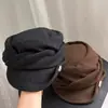 Chapéu Plano Estilo Coreano Retrô com Fivela de Metal Chapéu de Jovem Jornaleiro Chapéu de Equitação Feminino Primavera Outono Temperamento Versátil Boina Plissada Deixa o Rosto Menor