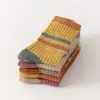 Calcetines para Mujer Otoño e Invierno Modernos Retro de Media Pantorrilla Transpirables Versátiles Absorbentes de Sudor Calcetines de Rayas Coloridas Venta al por Mayor de Fábrica