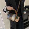 Bolso de lana a cuadros de estilo coreano para mujer, nuevo bolso de almohada portátil de moda de otoño e invierno 2023, bolso de mensajero versátil de alta calidad