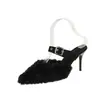 Nuevas pantuflas de punta cerrada para mujer, pantuflas de exterior, zapatos de pelo para mujer, tacones de hada 2026, otoño e invierno, estilo de correa con hebilla, tacón fino