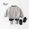 Conjunto de sudadera casual de invierno para niñas, con diseño de caricatura, top de manga larga con forro polar y pantalón de chándal grueso y cómodo.. 65389