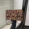 Bolsa de Pelúcia Primavera e Outono Estilo Coreano Bolsa de Ombro Único Bolsa Envelope 2026 Nova Moda Estampa de Leopardo Bolsa de Pelo Transversal Feminina