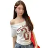 Camiseta Feminina Retro Americana com Estampa de Letras, Gola Assimétrica, Manga Curta, Novo Estilo Verão 2026, Top Justo Decotado Off-Shoulder Estilo Spicy Girl, Tendência