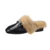 2026 Nuevo Modelo Zapatillas de Felpa con Piel y Hebilla de Pedrería de Nicho para Mujer, Moda de Exterior de Punta Cerrada Estilo Ins de Moda, Zapatillas de Algodón