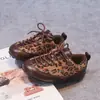 Zapatillas de Entrenamiento Alemanas para Niños Estilo Retro Versátiles Otoño 2026 Nuevas Llegadas Zapatillas Deportivas Antideslizantes Casuales para Niñas Zapatillas de Skate con Estampado de Leopardo para Niños