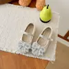 Zapatos de cristal de moda para niñas, nuevo estilo primavera y otoño, zapatos de cuero pequeños de suela blanda, lazo de perlas, para niños de tamaño mediano y grande, zapatos de princesa