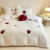Conjunto de Cuatro Piezas de Invierno de Peso Alto con Bordado Simple y Fresco de Fresas