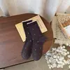 Novas meias de cano médio com estampa floral na cor café para mulheres, para outono/inverno, apresentando um estilo retrô e preppy, meias longas versáteis e um design moderno com babados.