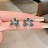 Pendientes Florales de Circonita Elegantes y Sofisticados, Estilo Francés de Lujo Ligero Diseño de Nicho, Nuevo Modelo 2025, Pendientes de Botón Frescos y de Gama Alta