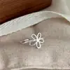 Anel Pequeno Flor Delicada Vazada em Prata Esterlina S925 para Mulheres Estilo Ins Senso de Design de Nicho Simples Aberto Ajustável Anel Fashion