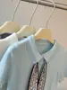 Top de punto gris con cuello polo de manga corta de seda helada para mujer, nuevo estilo de principios de otoño, simple y casual, adelgazante, con bufanda
