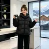 Nuevo Abrigo de Algodón Grueso de Moda con Costillas y Acolchado Holgado para Mujer, Chaqueta con Capucha para Parejas Tallas Grandes, Invierno 2026