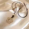 Colar longo de tecido com flores e contas estilo férias para mulheres, corrente para clavícula de nicho de luxo leve de alta qualidade, acessório elegante e versátil