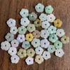 Myanmar Jade A mercancías hielo tricolor pequeñas flores accesorios sueltos accesorios DIY con cuentas tejido con pétalos accesorios al por mayor