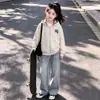 Conjunto Versátil de Dos Piezas para Niños 2026 Primavera/Otoño: Sudadera con Capucha de Retazos a Cuadros y Jeans con Estrellas de Moda Conjunto de Moda