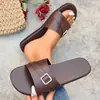 Sandálias Femininas 2026 Novo Estilo Quadrado Plano Tira com Fivela Sapatos de Praia Chinelos para Uso Externo Adulto