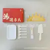 Juego de regalo de vajilla desechable para pasteles, juego de cinco piezas para fiestas de repostería, incluye cubiertos de plástico reforzado, platos de papel, velas y sombreros
