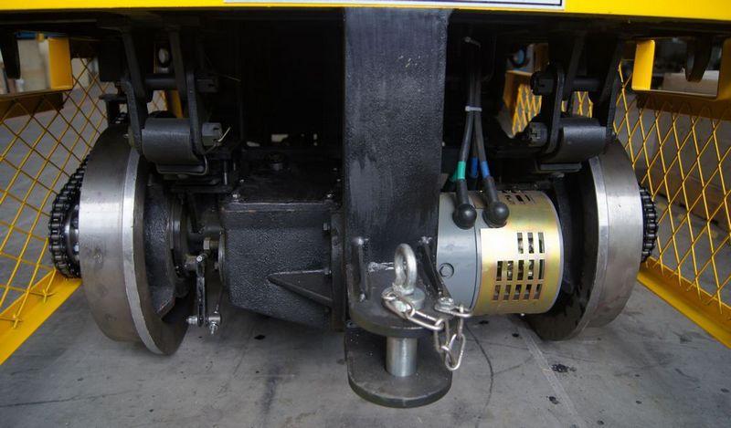 座驾式蓄电池轨道牵引车-驱动系统