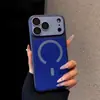 Aplicable a Funda para Teléfono Apple 18promax Rojo Borgoña Ventana Grande iPhone17 Textura de Tela Bloqueo de Color Funda de Succión Magnética 16