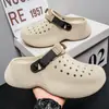 Sandalias de verano para hombre, estilo nuevo, perforadas, con diseños de moda, suela gruesa, en stock para venta al por mayor, con sensación cómoda, adecuadas para uso en exteriores, zapatillas cerradas para hombre