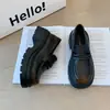 Sapatos Mocassins Femininos de Solado Grosso Outono 2026, Sapatos Slip-On de Couro Vintage Desgastado, Sapatos Plataforma com Salto Grosso que Aumentam a Altura, Estilo Britânico