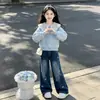 Sudadera dulce, alegre y adorable con cuello de muñeca, nueva colección primavera/otoño, pantalones de mezclilla de moda con corbata de lazo, conjunto de dos piezas para niños mayores