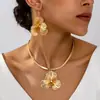 Tres Piezas de Elegantes y Modernos Collares con Colgante de Pétalos Grandes y Pendientes de Flor para Mujer, un Conjunto Encantador y Elegante para Mujeres, Adecuado para Regalos y Banquetes