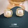 Brincos de pérola stud geométricos com cravação micro de temperamento elegante Brincos de design francês de luxo leve com senso de moda Joias de ouvido requintadas estilo pequeno Chanel